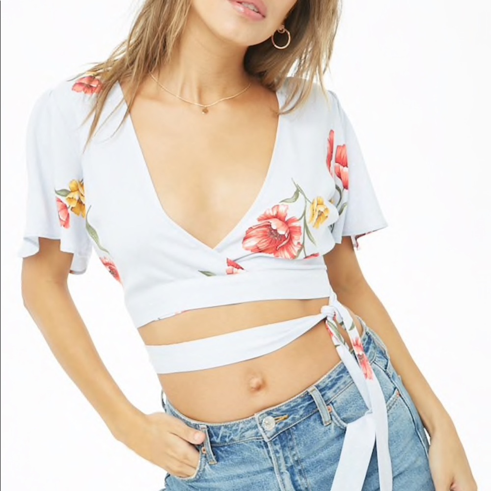 3️⃣✖️2️⃣5️⃣🌸 Floral Wrap-front crop top NWT - Picture 2 of 7